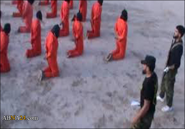 قيادي بقوات حفتر يزيق عناصر داعش الأرهابي أحد اساليبهم الوحشية بالقتل في بنغازي + (فيديو)