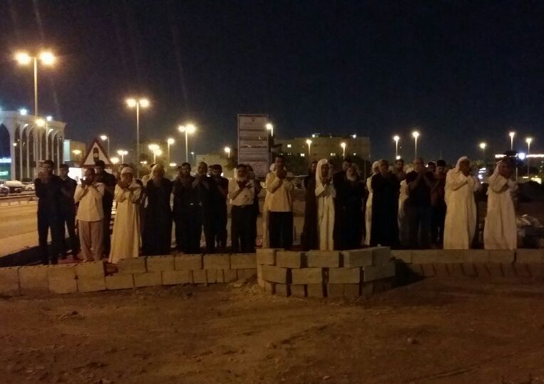 مواطنون يؤدّون صلاة العشاءين في موقع مسجد «العلويّات» المُهدّم