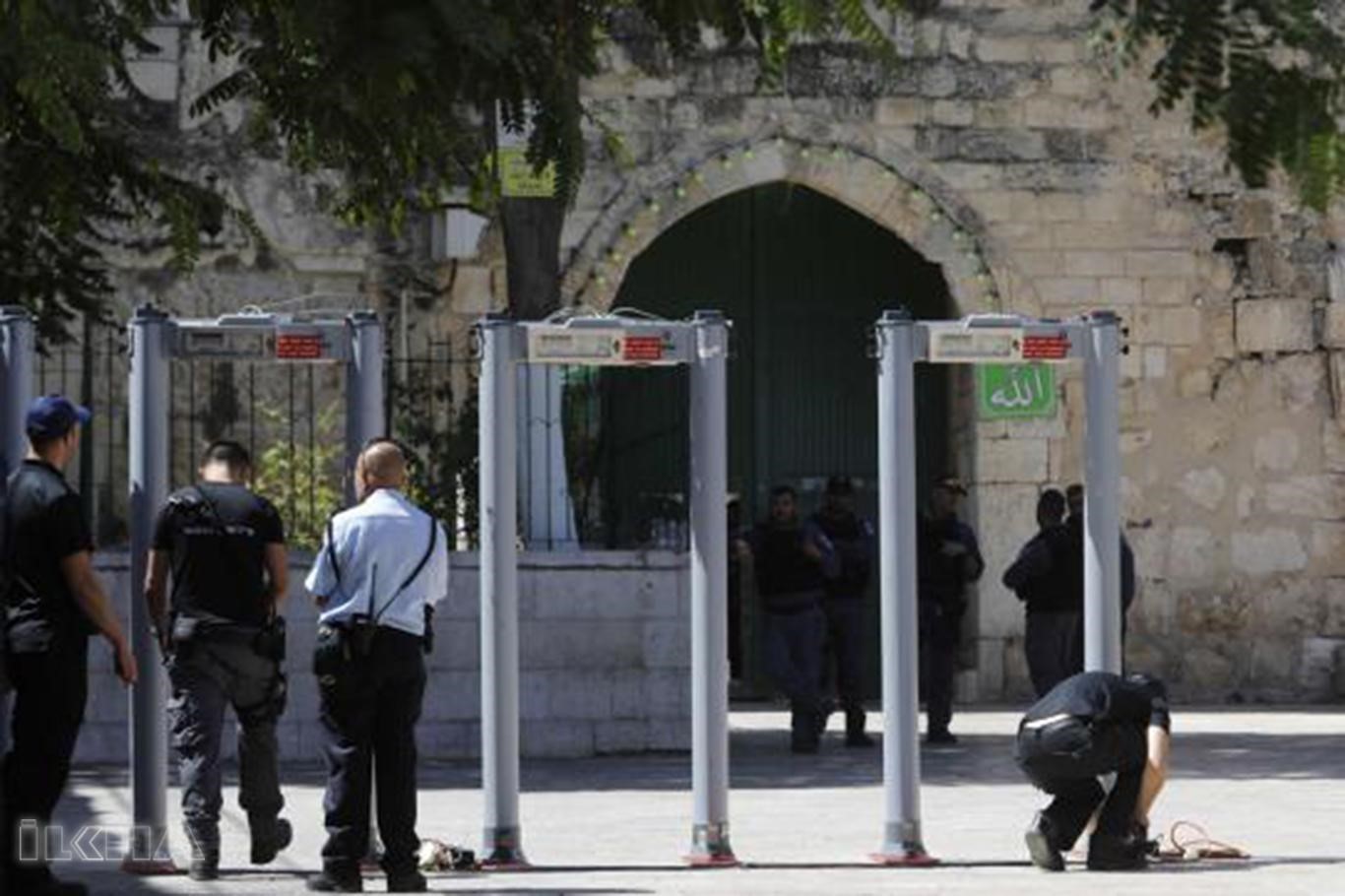 Israel begins removing metal detectors from Al-Aqsa
