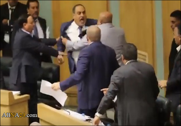 فيديو/ وزير داخلية الأردن يبرئ القاتل الإسرائيلي؛ وهكذا رد نواب البرلمان!