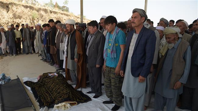 “Miles de Personas Participaron en el Funeral de las Víctimas del Atentado Terrorista Realizado por el Daesh en Kabul” 