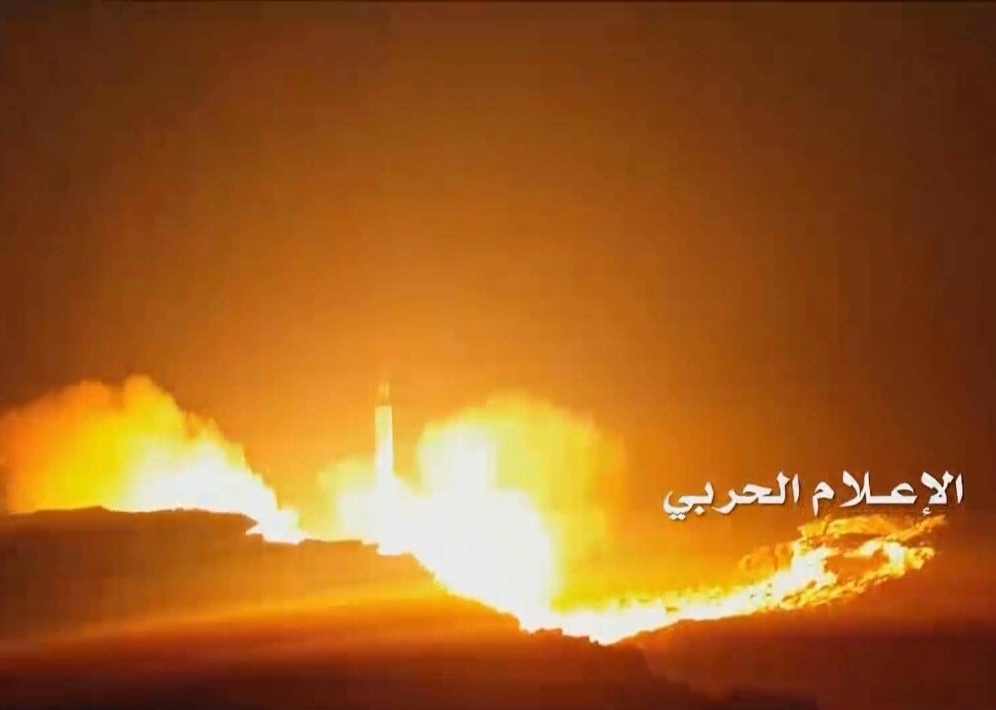 صواريخ بالستية تستهدف قاعدة الملك فهد واشتعال النيران فيها