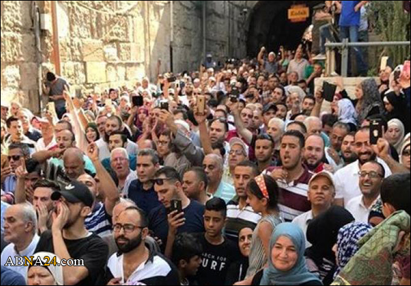 الفلسطينيون يأدون صلاة الجمعة في الشوارع حول الأقصى
