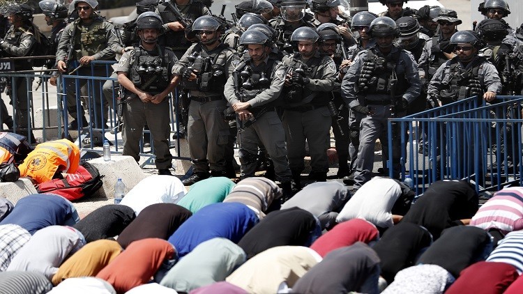 فتح أبواب الأقصى أمام المصلين دون تحديد الأعمار أو وضع شروط وقيود