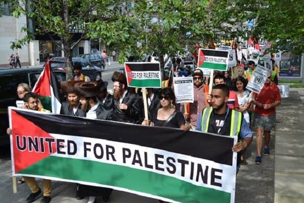 Canadians protest in front of Israeli consulate