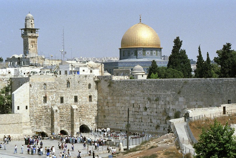 إسرائيل تسرق وثائق وأسرار مهمة من الأقصى تمكنه على التصرف بأملاك وأوقاف القدس