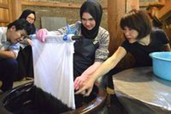 阿波藍を世界へ　ムスリマ（イスラム教徒女性）向けファッション開発