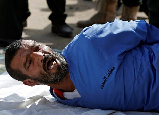 إعدام علني لمغتصب طفلة عمرها 3 سنوات في اليمن