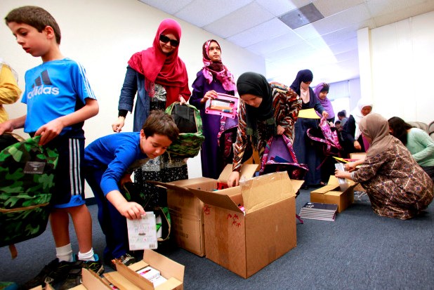 “La Comunidad Musulmana de California Entrega 750 Mochilas con Materiales Escolares a Estudiantes de Bajos Recursos” 