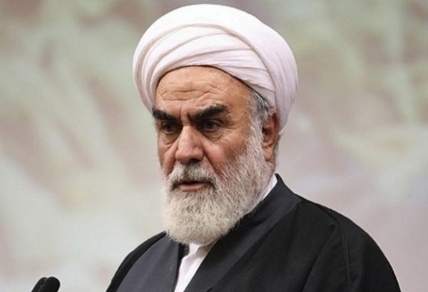 رئیس مكتب قائد الثورة الاسلامیة یتلو نص قرار سماحة القائد في تنصیب روحاني رئیسا للجمهوریة