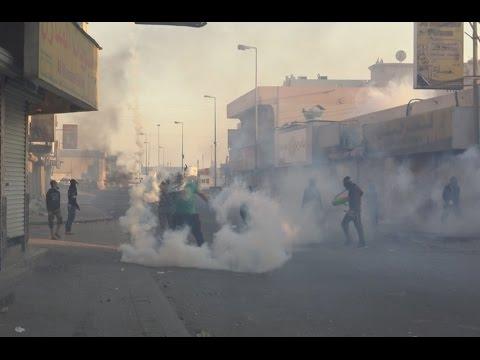 قوات النظام تقمع متظاهرين سلميين بالغازات السامة في سترة البحرينية