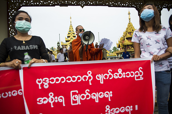 အစုိးရႏုတ္ထြက္ေပးရန္ သံဃာႏွင့္ အမ်ိဳးသားေရးလႈပ္ရွားသူအခ်ိဳ႕ ရန္ကုန္ႏွင့္ မႏၲေလးတြင္ သပိတ္ေမွာက္