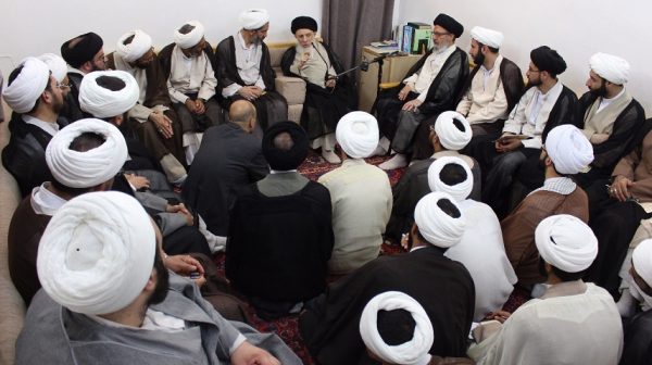 المرجع الحكيم  يدعو طلبة العلوم الدينية إلى الارتباط بالله وحده ومد جسور التواصل والثقة مع الناس 