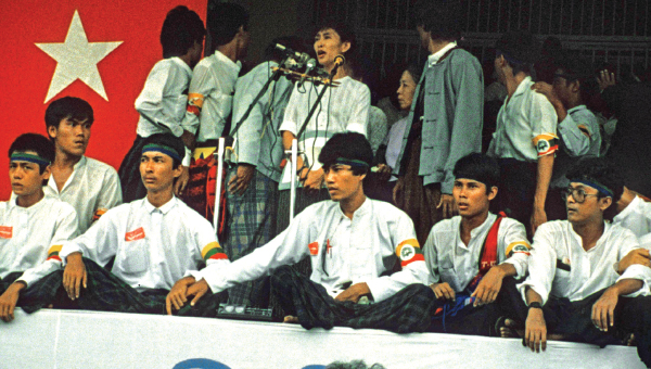 ေရႊတိဂံုေစတီေတာ္ အေနာက္ဘက္မုခ္တြင္က်င္းပသည့္ ပါတီစံုဒီမိုကေရစီရရွိေရး လူထုစည္းေဝးပြဲႀကီးတြင္ ေျပာၾကားေသာ ေဒၚေအာင္ဆန္းစုၾကည္၏ မိန