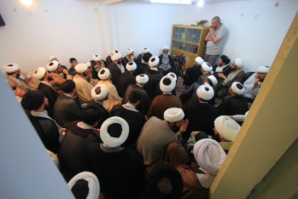 المرجع النجفي: مرقد أمير المؤمنين (ع) يبث روح الإخلاص والتفاني في نفوس الطلبة