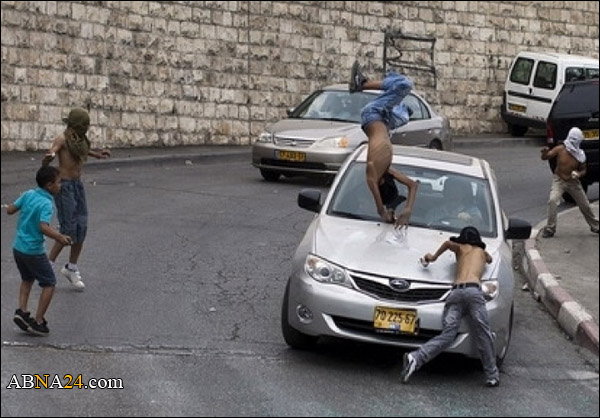 إسرائيلي يعتدي على 4 أطفال فلسطنيين بطريقة وحشية