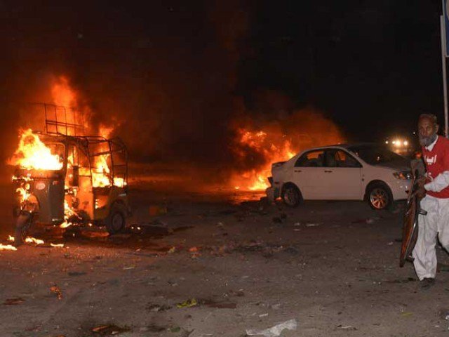 کوئٹہ میں خوفناک دہشت گردانہ بم دھماکہ، 8 اہلکاروں سمیت 15 افراد جاں بحق