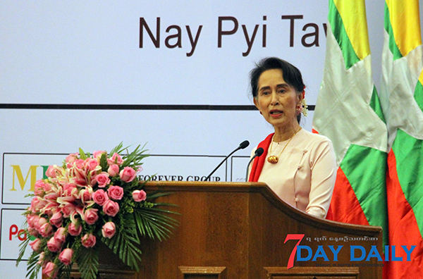 အတိတ္၏ သားေကာင္အျဖစ္မွ လြတ္ေျမာက္ေအာင္ မ႐ုန္းကန္ႏုိင္၍ အထစ္အေငါ့မ်ားစြာျဖစ္ေစဟု ေဒၚေအာင္ဆန္းစုၾကည္ ေျပာၾကား