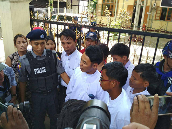  ပုဒ္မ ၁၇ (၁)ျဖင့္ တရားစြဲဆုိခံထားရသည့္ သတင္းေထာက္သံုးဦးကို တရားခြင္အတြင္း လက္ထိတ္ျဖဳတ္ထားေပးရန္ ေလွ်ာက္ထားမႈ ပယ္ခ်ခံရ တရား႐ံုး