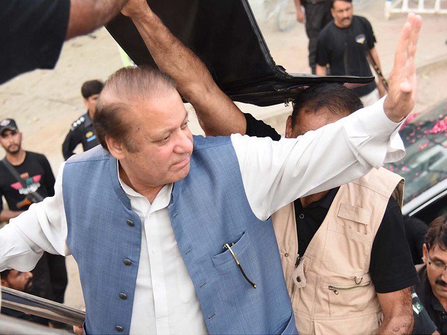 پاکستان کے سابق وزیراعظم کا قافلہ لاہور پہنچ گیا