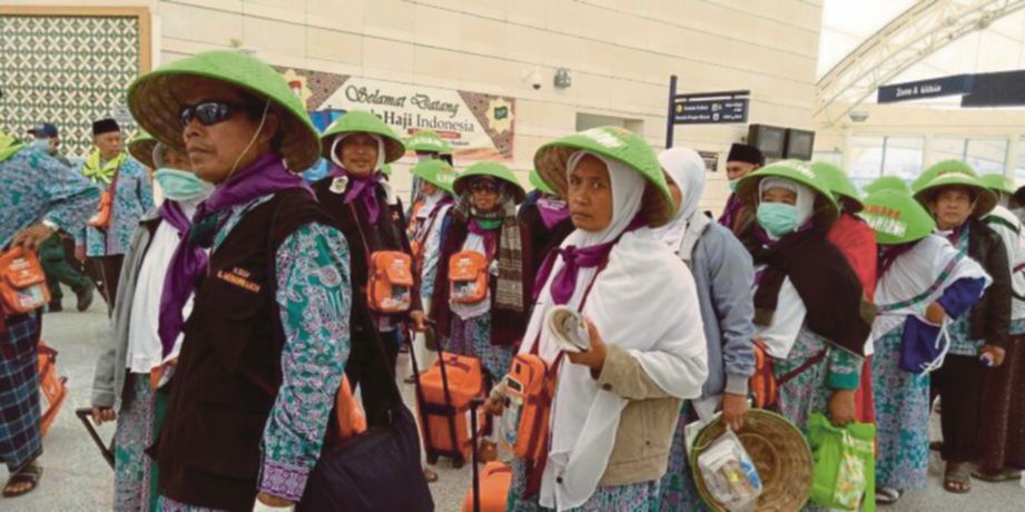 Jemaah Indonesia Pakai Caping Tarik Perhatian