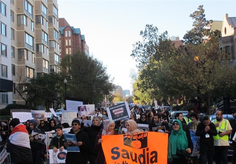 مجموعة نشطاء يعتصمون أمام السفارة السعوديّة في واشنطن تنديدًا بالعدوان الغاشم على "العواميّة"