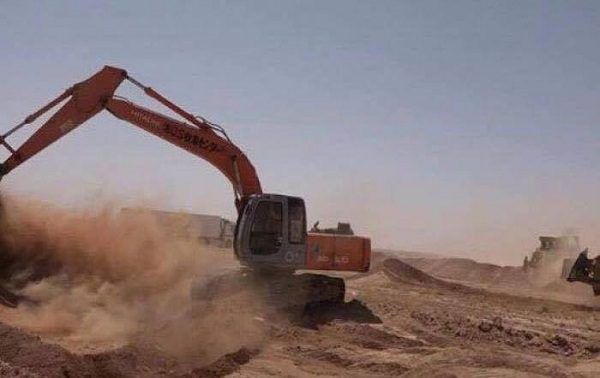 الحشد الشعبي ينشئ أكبر ساتر ترابي لتأمين الفرات الاوسط والطريق الدولي