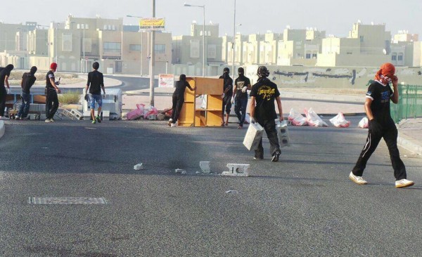 متظاهرون بحرينيون غاضبون يشتبكون في ذكرى استقلال البلاد