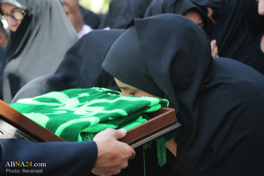 تقرير مصور/ زيارة خدام السيدة المعصومة (ع) لأسرة الشهيد محسن حججي