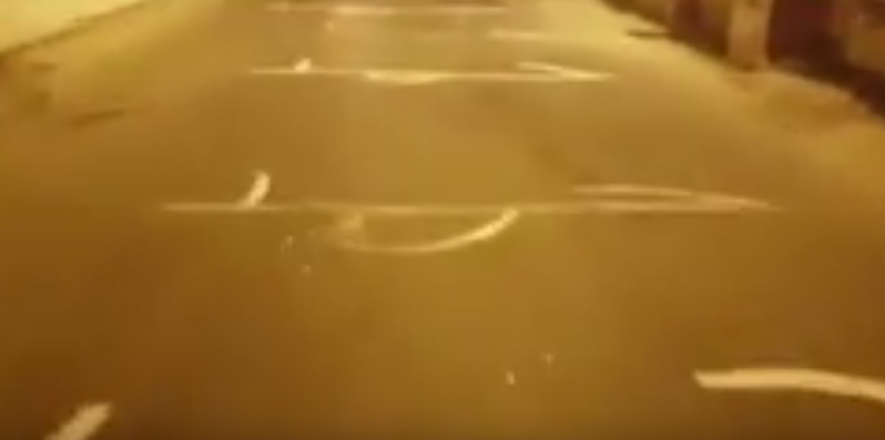 فيديو / محتجون بحرينيون يخطون اسم الحاكم الخليفي على الشوارع : حمد تحت الأقدام
