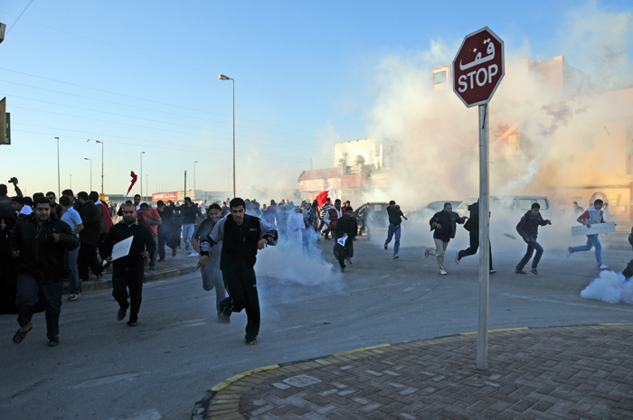 “Fuerzas del Régimen de Bahréin Atacan una Manifestación Durante el Día de la Independencia” 