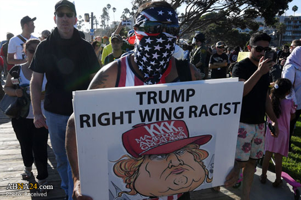 Warga California AS Kecam Donald Trump dan Menuntutnya Mundur