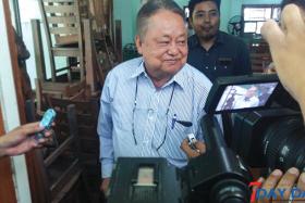 ကယားျပည္နယ္ဒီခ်ဳပ္အလုပ္အမႈေဆာင္အဖြဲ႕ဥကၠ႒ကုိ ဖယ္ရွားၿပီးဥကၠ႒အသစ္ခန္႔အပ္ထားဟု ဦး၀င္းထိန္ေျပာ ေဆး႐ုံတက္အနားယူေစျခင္းသည္ ပါတီက အေရး