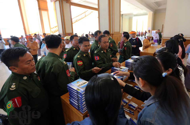 ရခိုင္ျပည္နယ္ ဖြံ႕ျဖိဳးမႈ ေနာက္က်မႈမွာ အာဏာရွင္စနစ္ဆိုးဒဏ္ေၾကာင့္ ျဖစ္သည္ ဆုိသည့္အေပၚ တပ္မေတာ္သားကိုယ္စားလွယ္ ကန္႔ကြက္