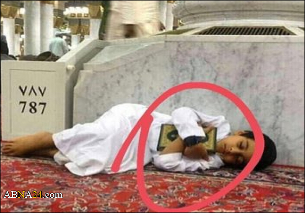 بالصورة.. طفل ينام محتضناً "المصحف" بالمسجد النبوي الأكثر إعجاباً