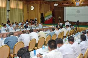  ျမန္မာ့ပဲေလာကအက်ပ္အတည္းကုိ ေျဖရွင္းရန္ အစုိးရႏွင့္ ကုန္သည္ လုပ္ငန္းရွင္မ်ား အစည္းအေ၀းက အခ်က္ ၁၀ ခ်က္ သေဘာတူ လက္က်န္ပဲမ်ားအတြက္ 
