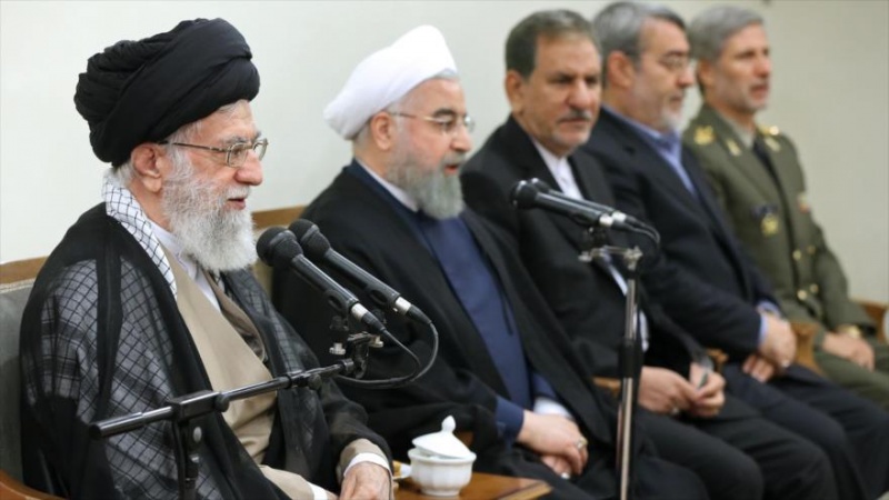 Líder iraniano reúne-se com o presidente e membros de seu Gabinete