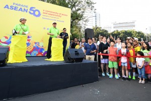 Parade Peringatan 50 Tahun, ASEAN Menjadi Satu Komunitas, Satu Keluarga