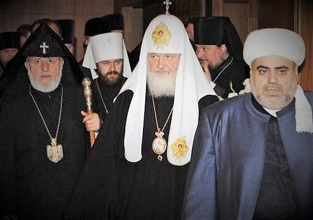 Аллаһшүкүр Пашазадә ермәниләрин католикосу II Гареҝин вә патриарх Кирилл илә ҝөрүшәҹәк