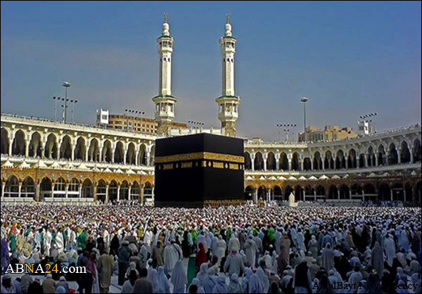 فيديو/ شاب يطوف حول الكعبة حاملاً والدته على كتفيه.. ما قالته مؤثر!