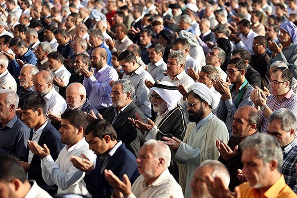 イラン全国で、犠牲祭の日の礼拝