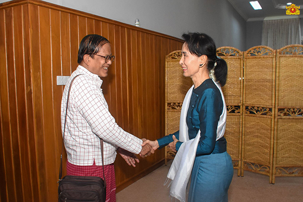 ေဒၚေအာင္ဆန္းစုၾကည္ႏွင့္ မြန္ျပည္သစ္ပါတီေခါင္းေဆာင္မ်ား ေတြ႕ဆုံ ၿငိမ္းခ်မ္းေရးျဖစ္စဥ္တြင္ ပါ၀င္သင့္သည့္အဖြဲ႕အားလုံး ပါ၀င္ေရး အႀကံ