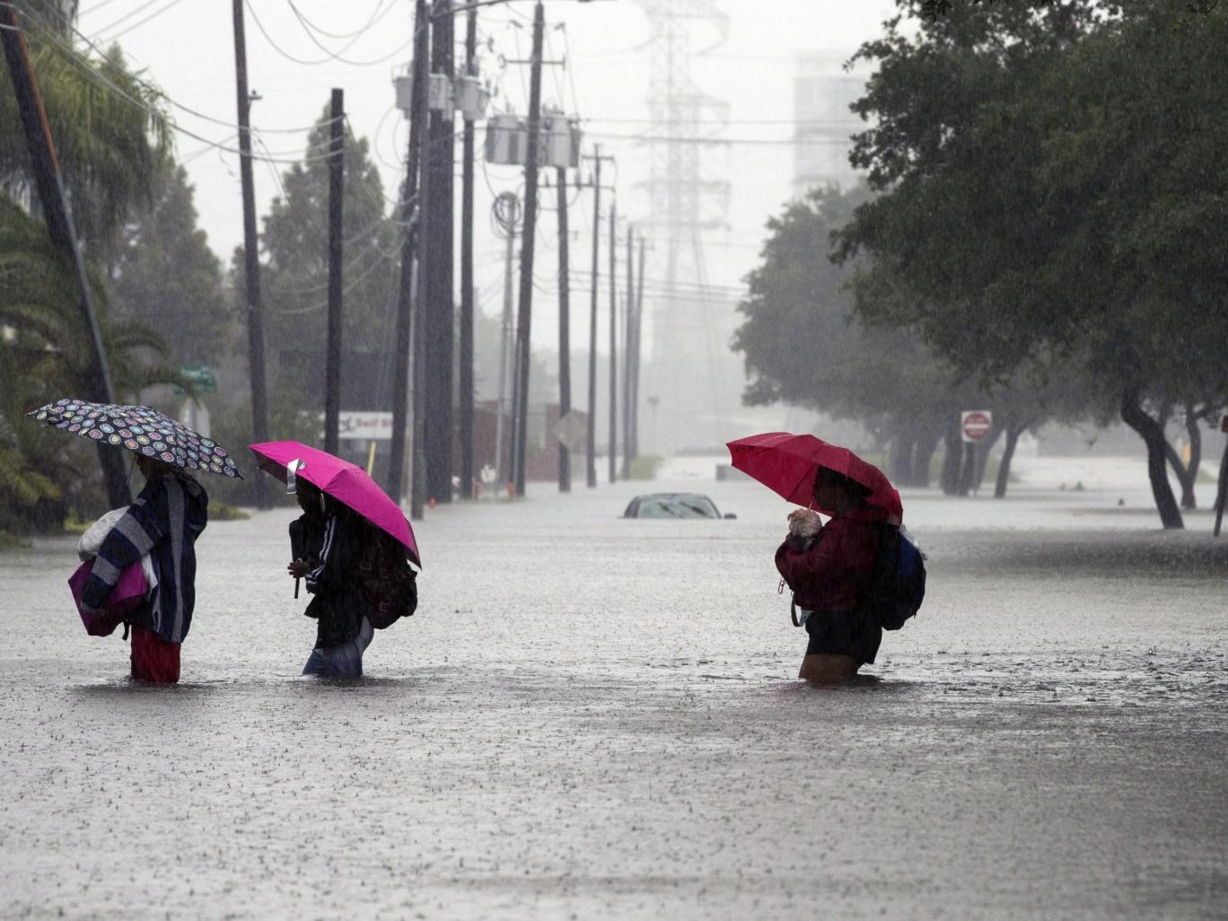 US mosques open doors to victims of flooding in Houston, Texas / Pics