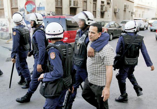 مليشيات مسلحة تعتقل ما لا يقل عن 10 مواطنين وتستدعي آخرين في حملة واسعة على منطقتي السنابس والبرهامة