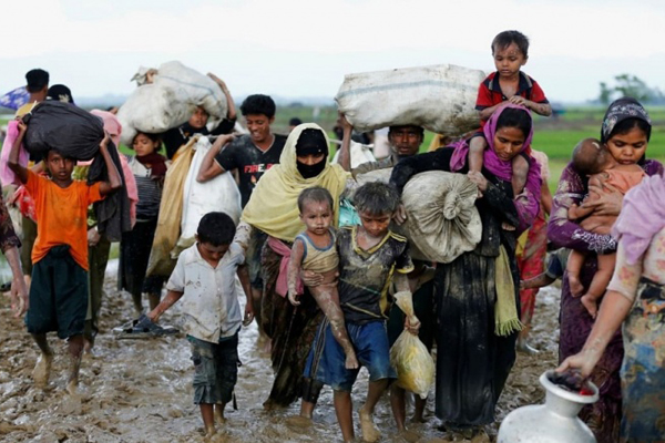 ロヒンギャ族のイスラム教徒30万人がミャンマーを脱出
