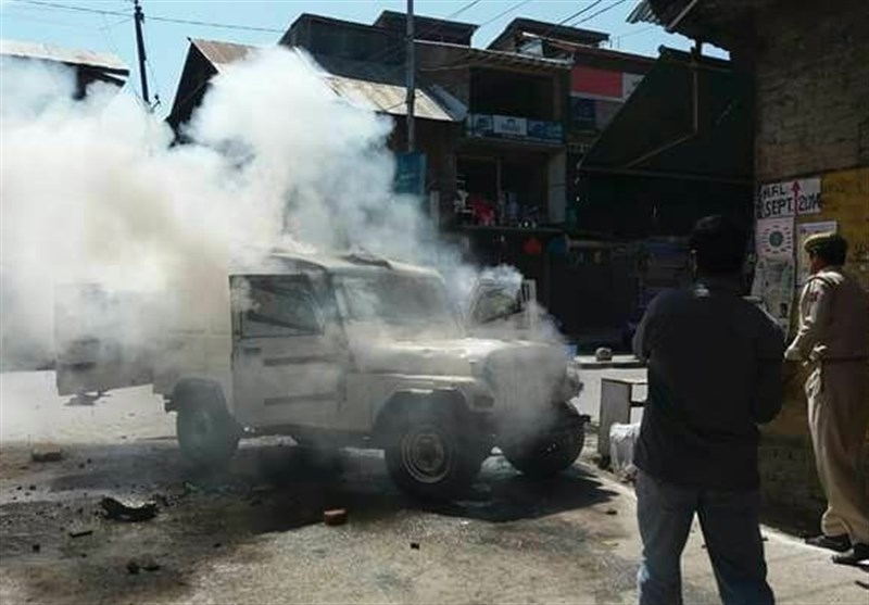 جنوبی کشمیر میں برما مسلمانوں پر ظلم کے خلاف احتجاجی مظاہرے کے دوران پولیس سے تصادم