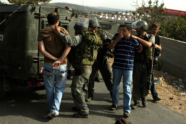 الاحتلال يعتقل 16 فلسطينيا من الضفة بينهم اسير محرر