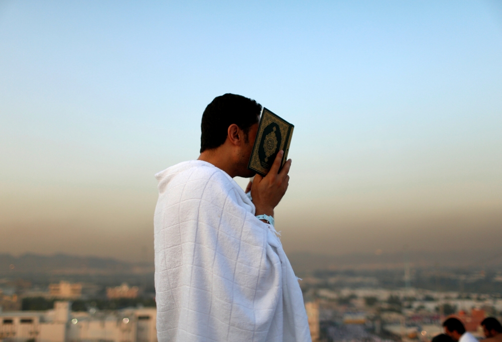 فيديو/ يبكي الحجر لحاج عراقي دعا الله شاكيا من هؤلاء !