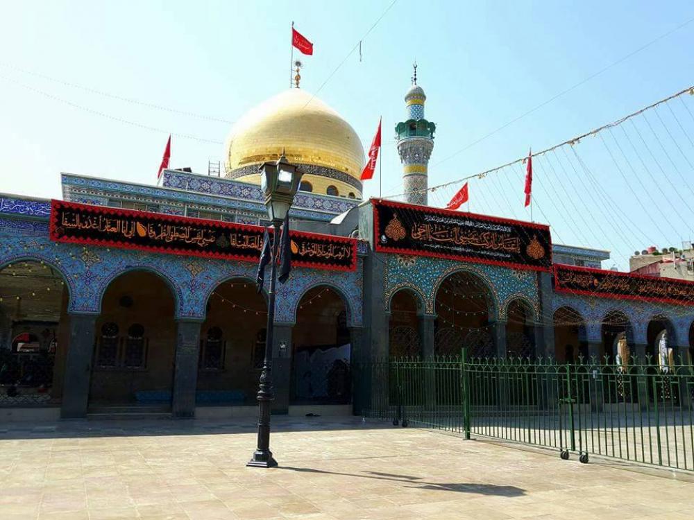 خَدَمة أبي الفضل العباس (ع) ينشرون مظاهر الحزن العاشورائي على مرقد السيدة زينب (ع)