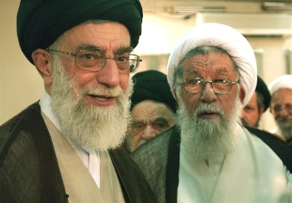  الامام الخامنئي يعزي برحيل آية الله معصومي